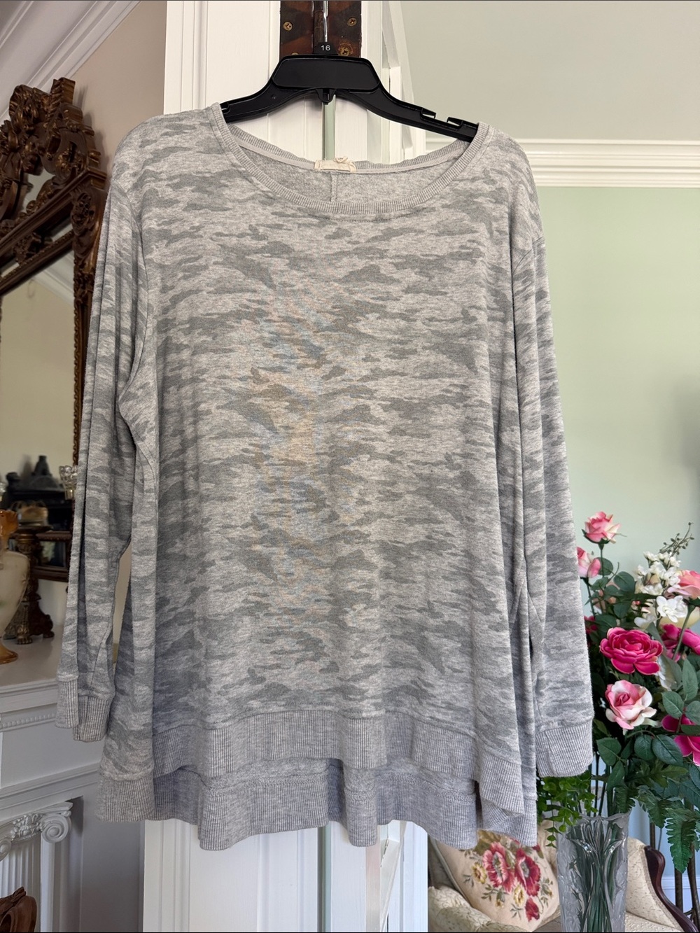 3/4 Sleeve Gray Camouflage lightweight sweater by Jane Delancey, size 1X